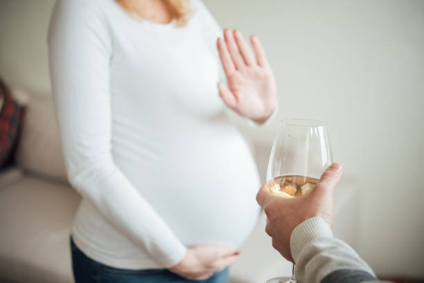 Schwangere lehnt Alkohol ab